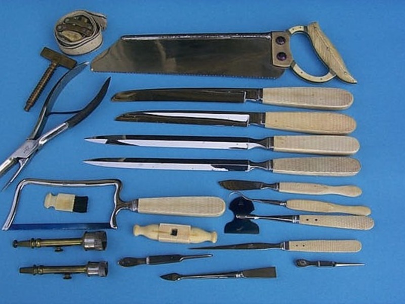 Инструмент анатома показан на фото