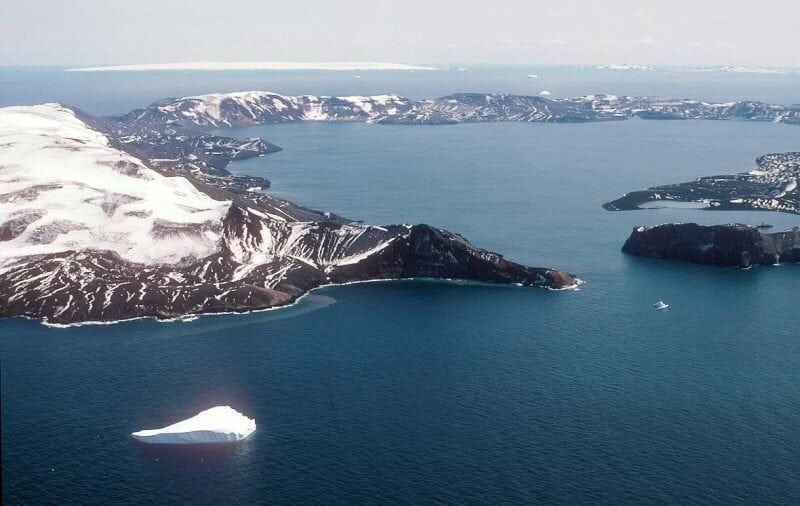 Остров Полумесяца в холодной Антарктиде