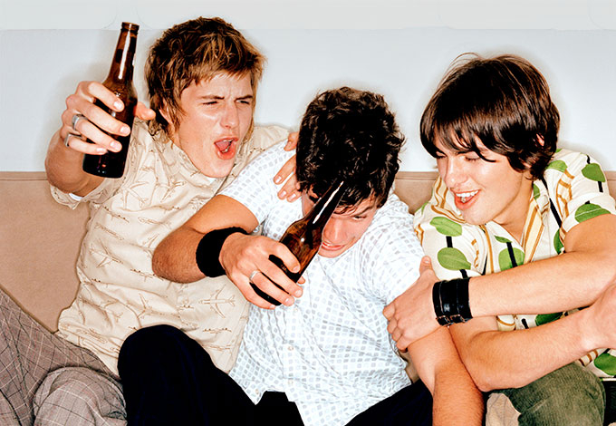 Ребенок злоупотребляет алкоголем. Пьющий подросток. Алкоголь пьяные подростки. Молодежь выпивает. Мальчик бухает.